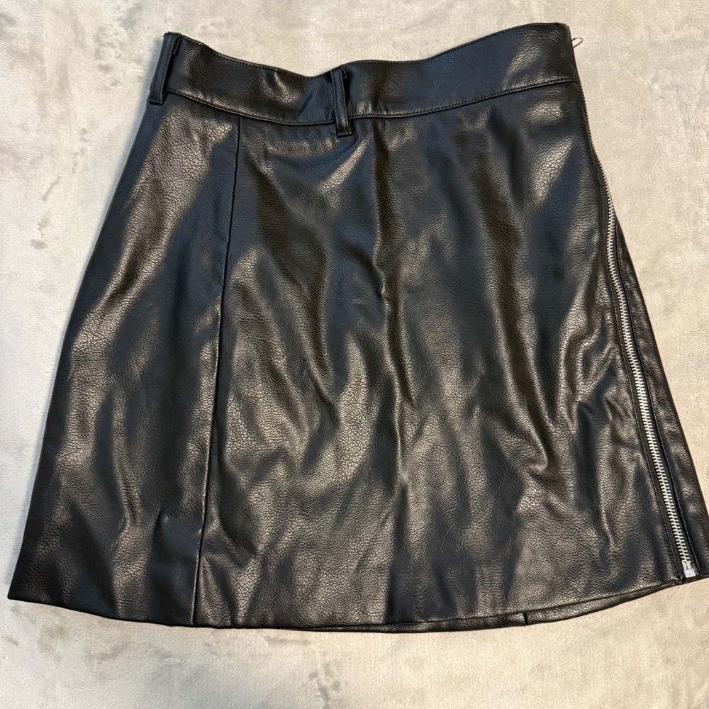 H&M Black Faux Leather Mini Skirt Side Zip US 6‎ EU 38 - Picture 2 of 8